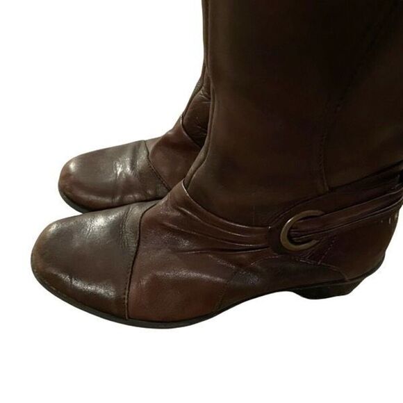 Clarks Womens Brown Two Tone Leather Tall Boots 7.5M Bronze Accent 1.75” Heel - Picture 8 of 8